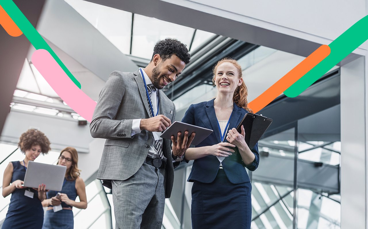 Personas en la oficina trabajan con el forward sobre títulos para asegurar el precio de los valores de renta fija.	