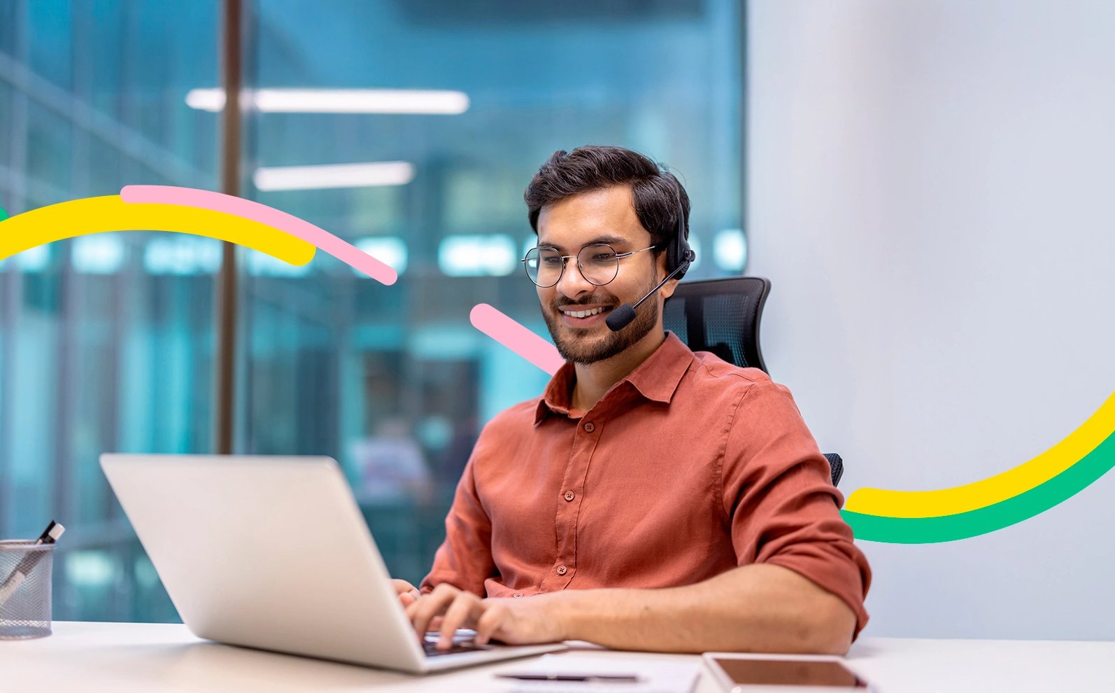 Persona trabaja sentada en su oficina y gestiona su negocio a través de los canales para empresas.