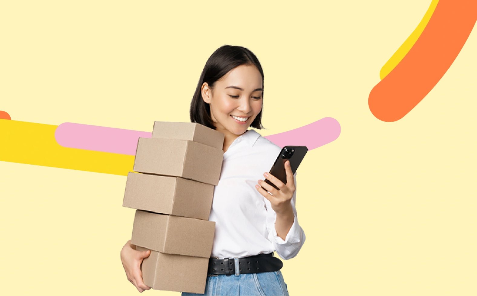 Persona cargando unas cajas revisa todos los productos y servicios que Bancolombia le ofrece para impulsar su pyme. 