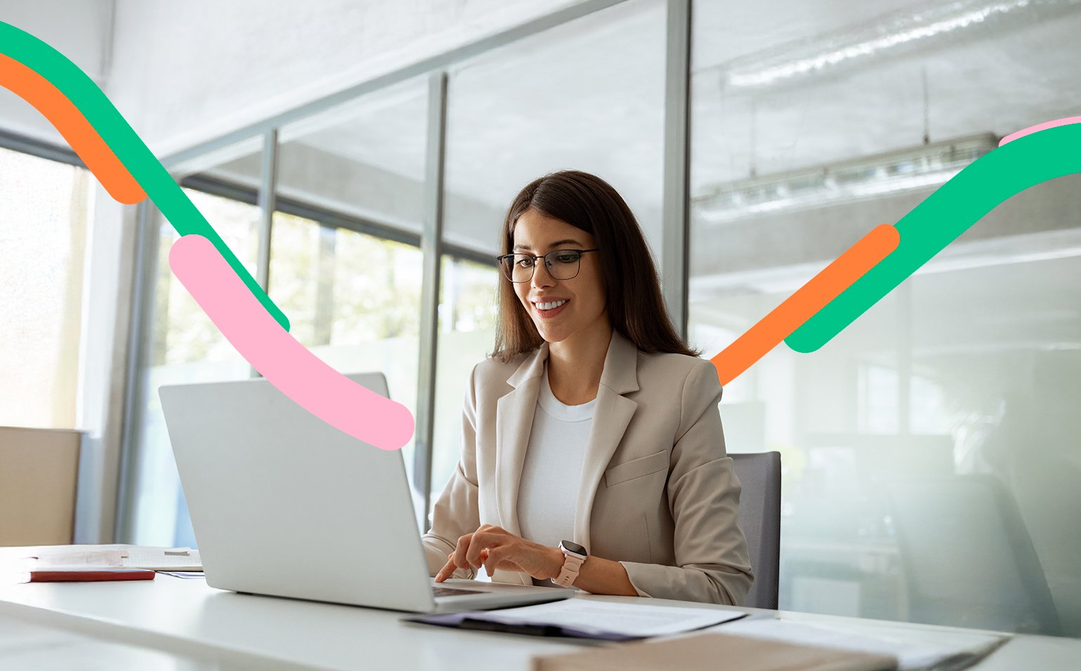 Persona en su oficina usa el Formulario de novedades para gestionar la cuenta de su negocio en la Sucursal Virtual Empresas.