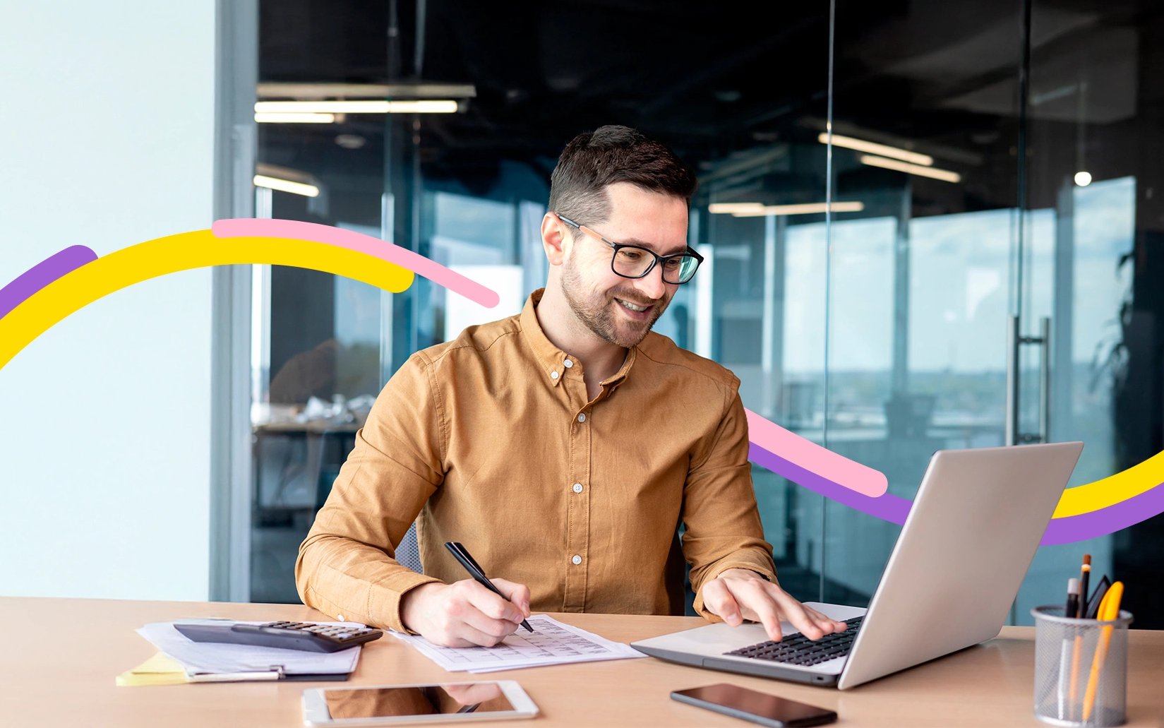 Persona en oficina usa el control dual para hacer transacciones más seguras en su negocio.