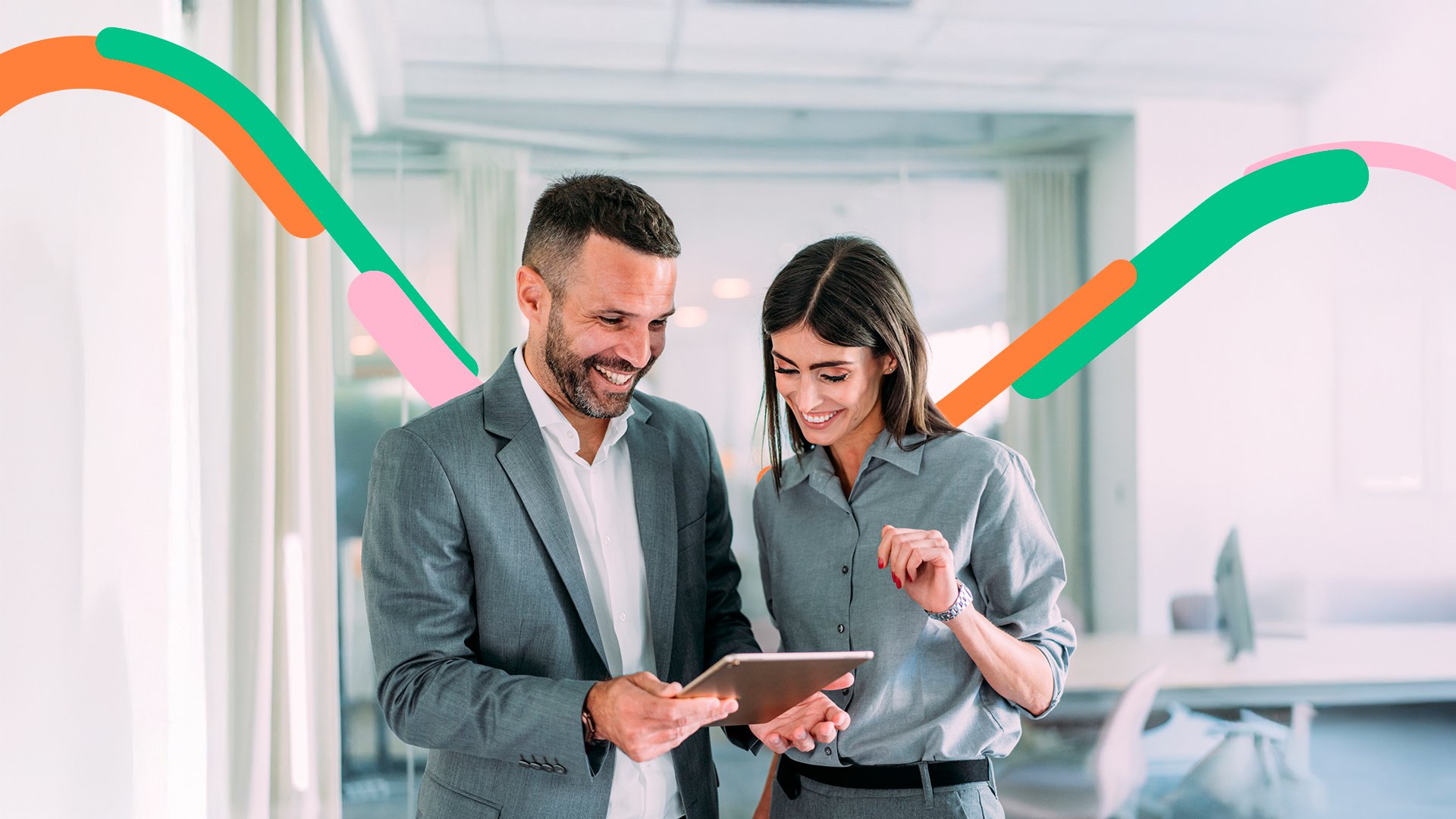 Personas en la oficina revisan las estructuras financieras para mezclar productos de derivados y crear una mejor estrategia de inversión para su negocio.