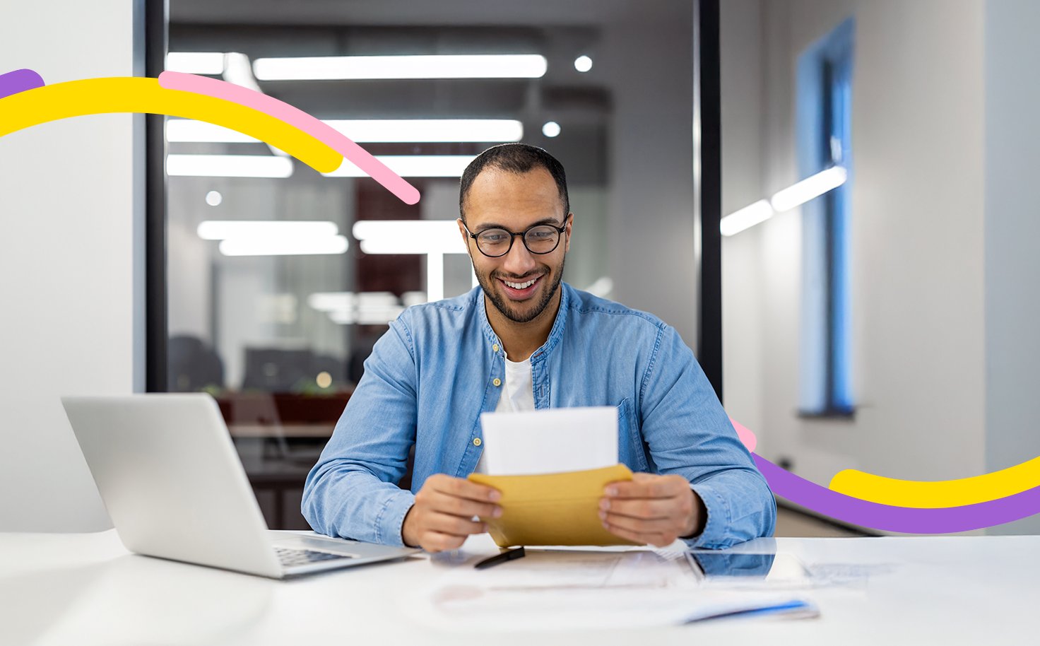 Hombre trabaja en su empresa con el apoyo de las cartas de cupo para licitaciones.