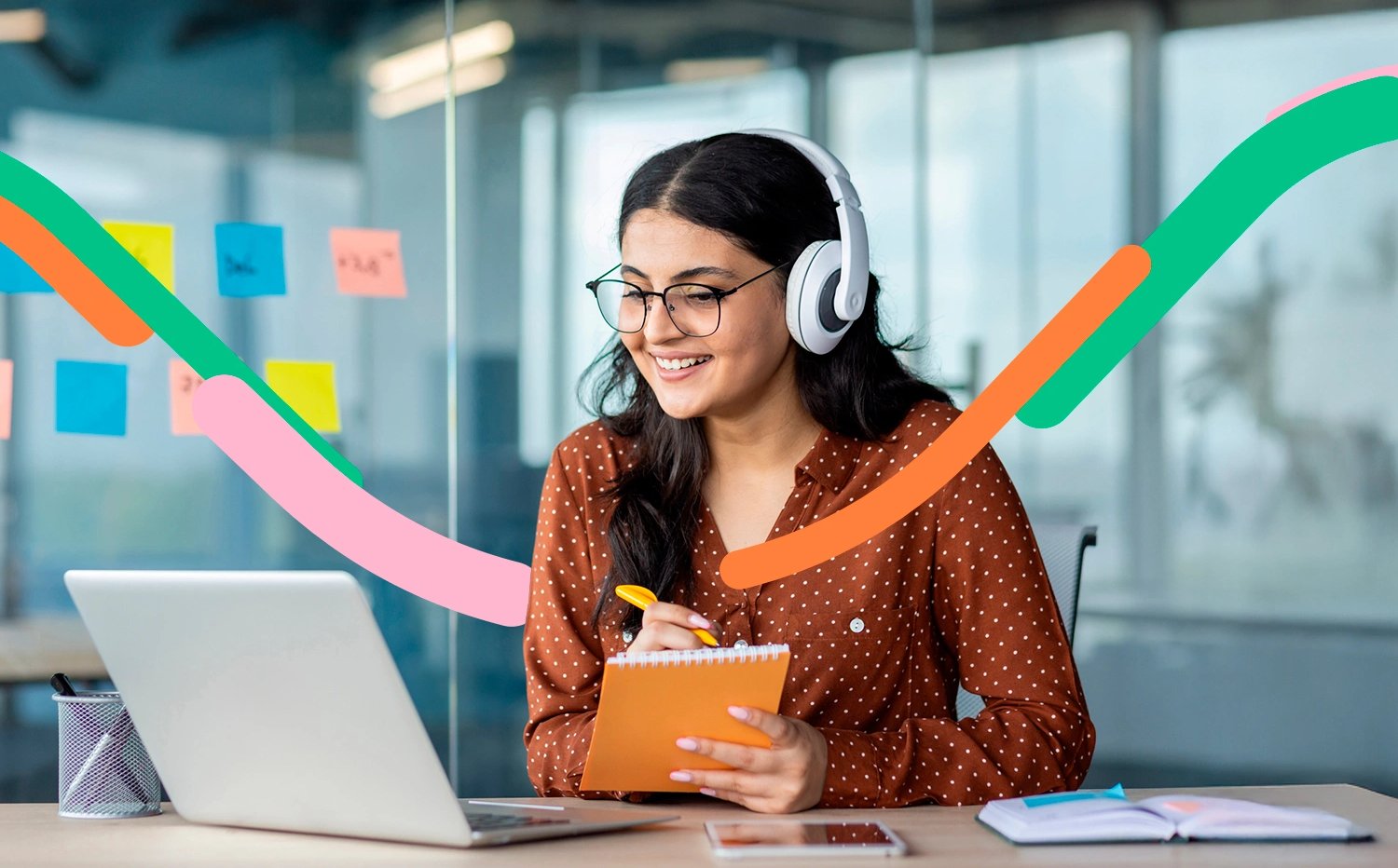 Persona en su oficina, usa los cursos empresariales de Formación, para impulsar su negocio. 