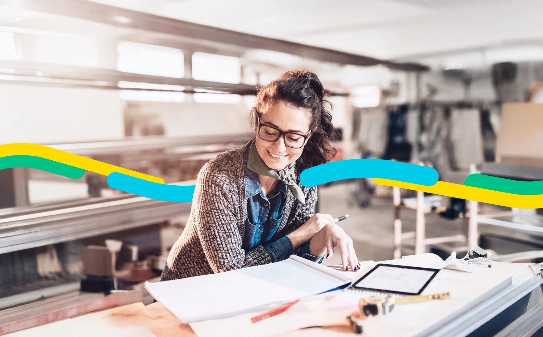 Mujer en su negocio revisa en su tableta el extracto consolidado.