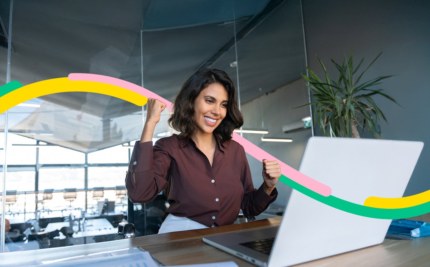 Mujer en su negocio trabaja con el crédito de tesorería en pesos.