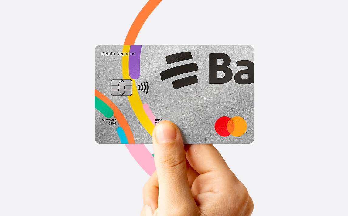 Una mano sostiene la tarjeta débito Mastercard negocios