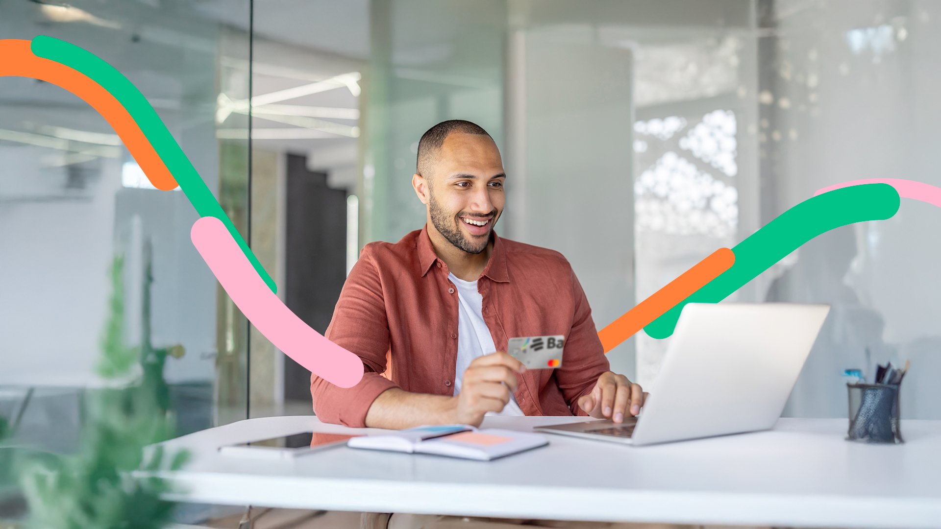 Persona en su oficina revisa el calendario de facturación de sus tarjetas de crédito Bancolombia para su negocio.