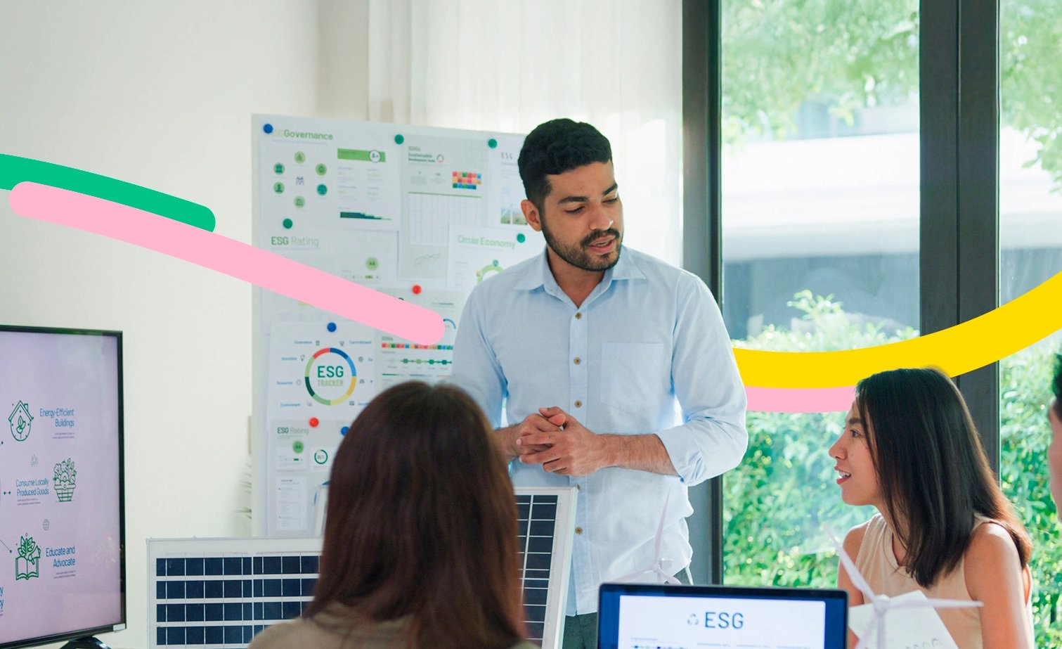 Personas en una oficina hacen el curso de sostenibilidad para dar más ventajas a su negocio. 