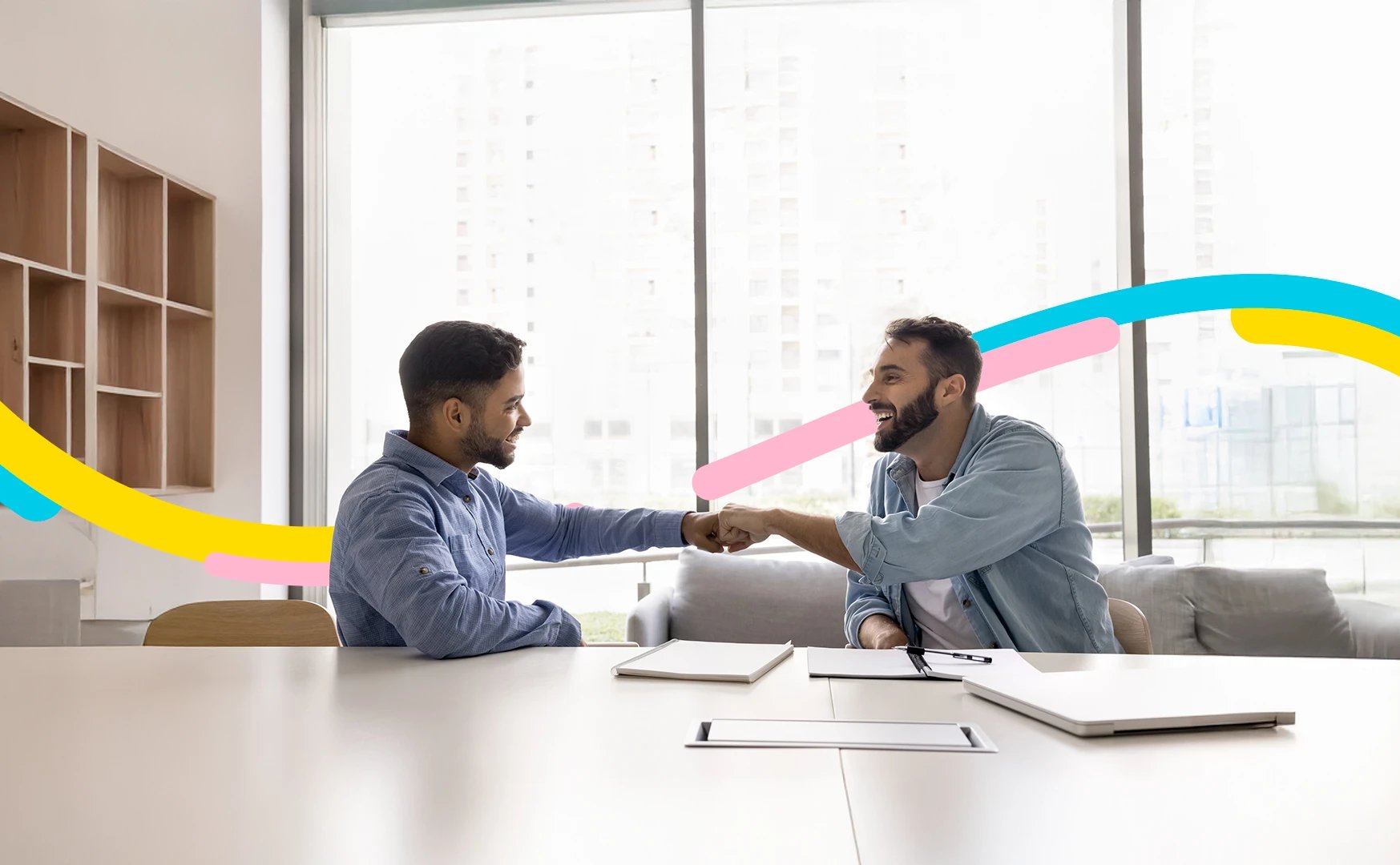 Dos personas están en su oficina revisando las alianzas que tienen para impulsar su negocio