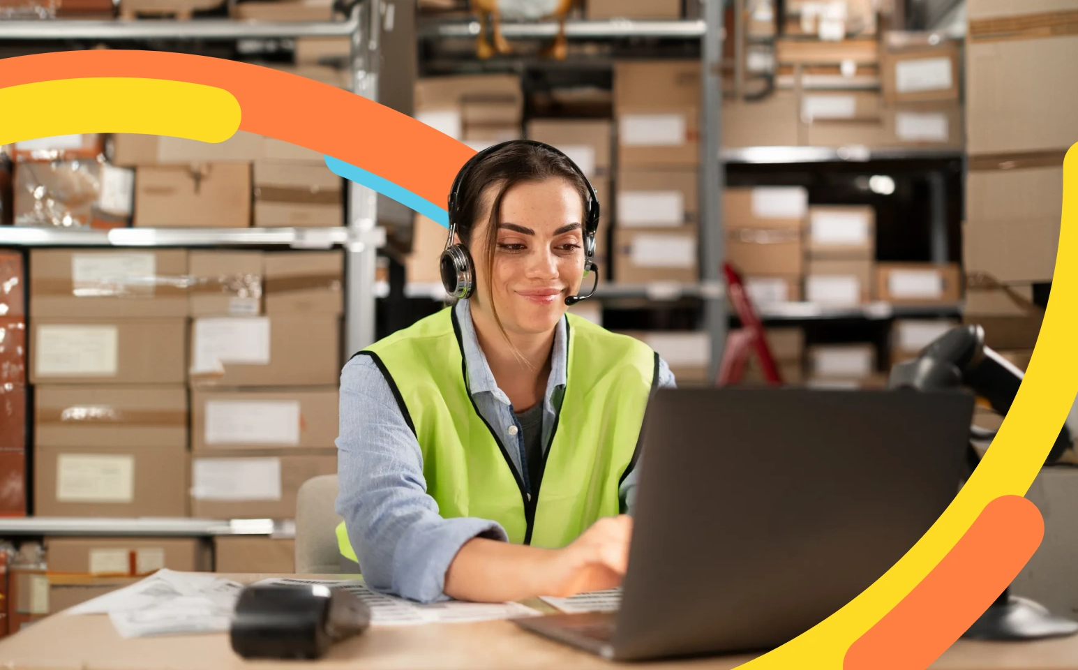 Persona en una bodega revisa las cuentas de compensación para manejar los productos que importa o exporta en su negocio.