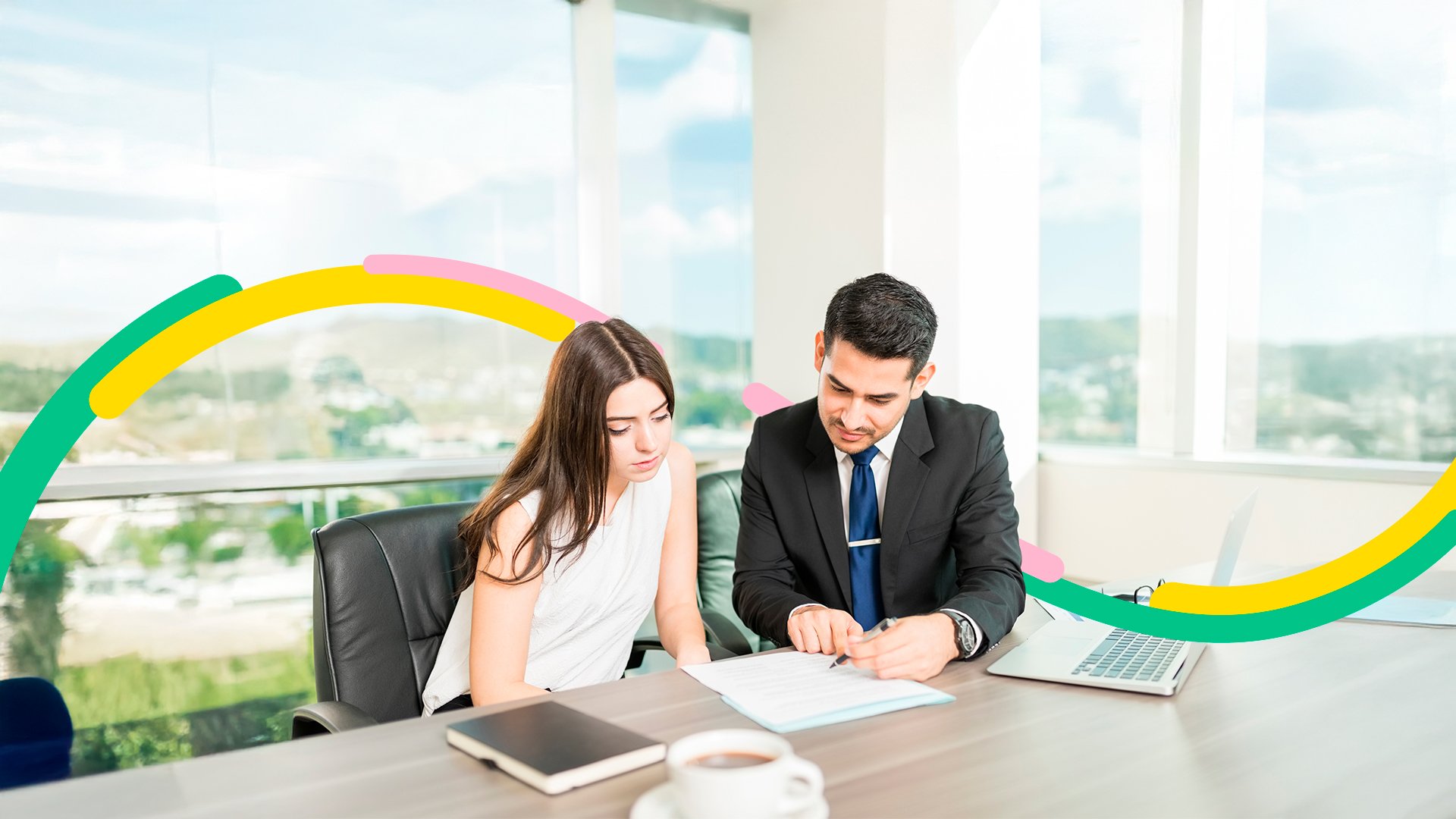 Personas en oficina revisan los productos derivados y cómo funcionan, para las inversiones en su negocio.