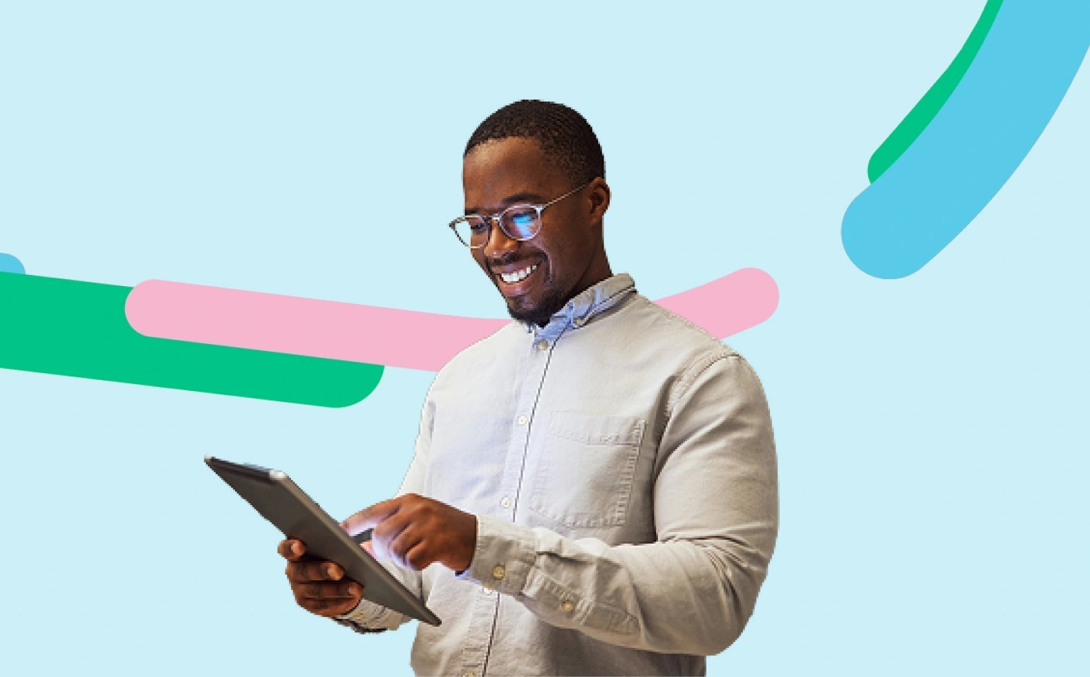 Persona revisa todos los productos y servicios que Bancolombia le ofrece para proyectar su empresa. 