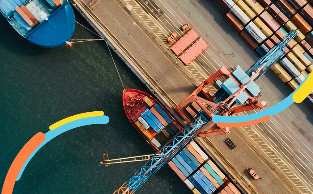 Vista aérea del puerto que usan los negocios con la guía para el comercio internacional de sus productos.