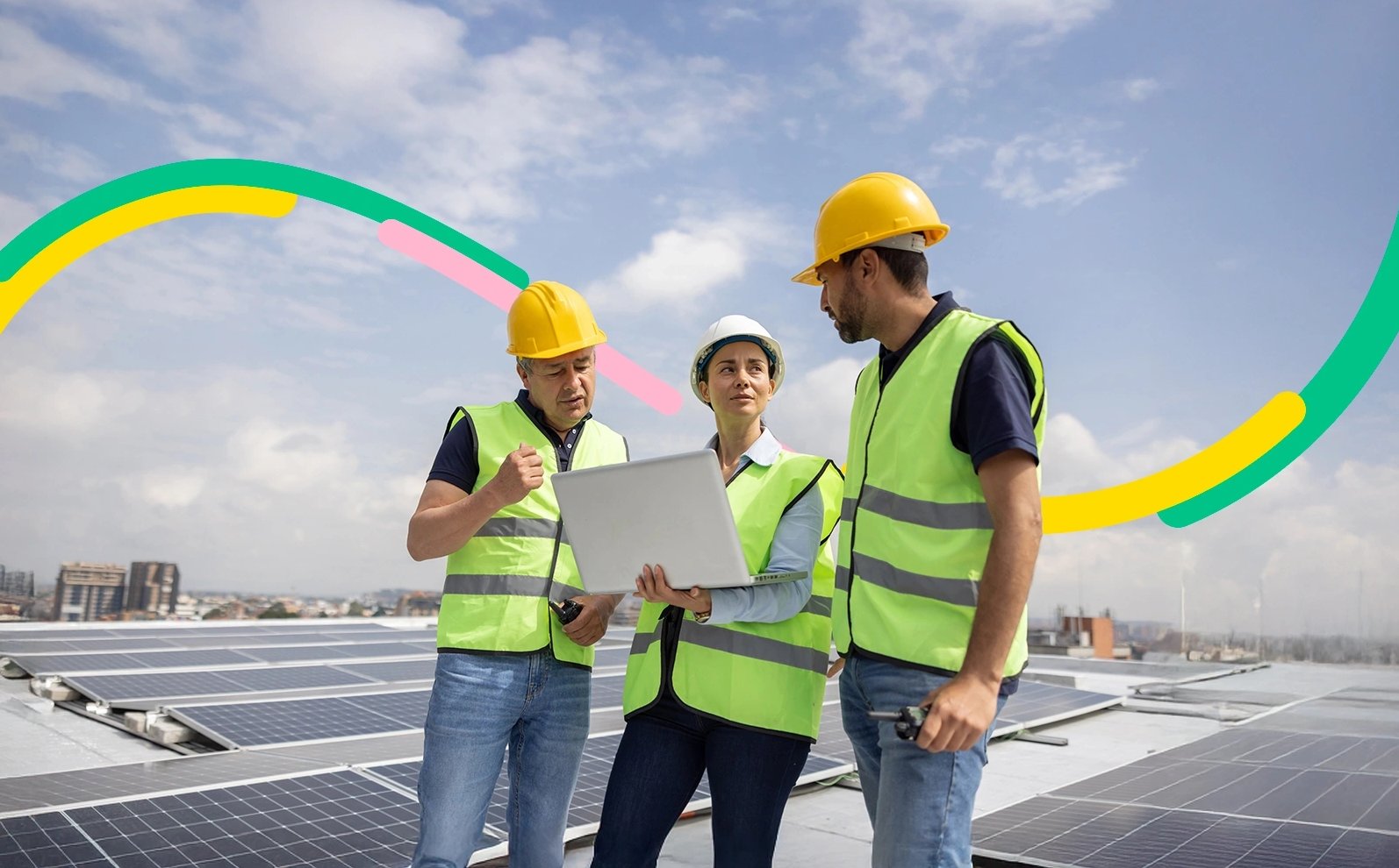 Personas con casco y chaleco de protección trabajan en una empresa que tiene paneles solares para dar energía a su negocio, gracias al crédito línea sostenible.