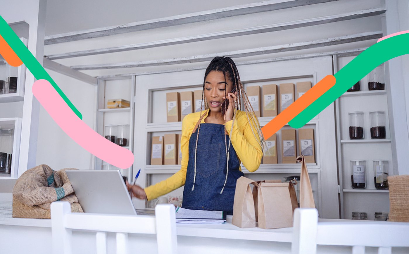 Empresaria en su lugar de trabajo está tranquila con el seguro de incencio para inmueble y bienes muebles.