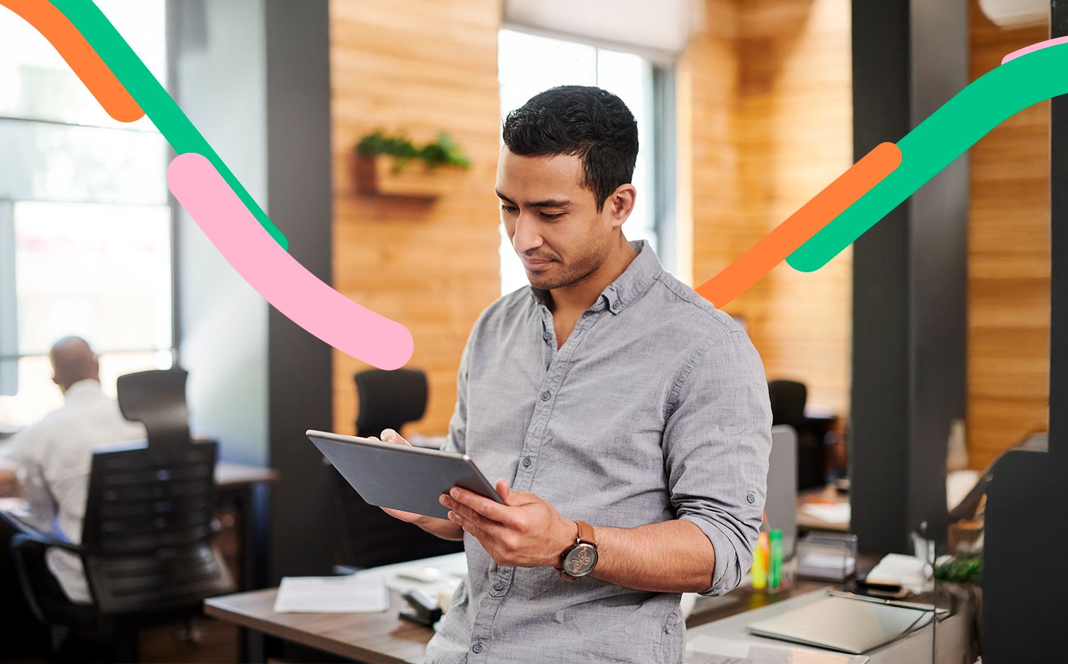 Hombre en su oficina, trabaja en una tableta con los respaldos para su financiación.