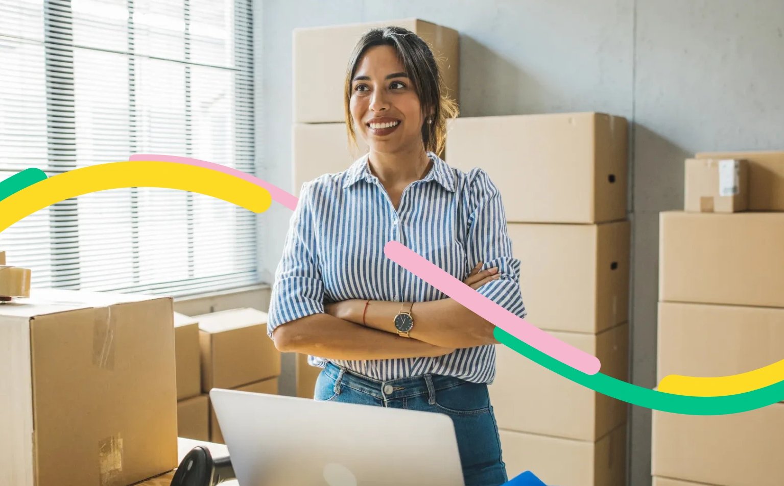 Persona en su lugar de trabajo revisa los formatos para hacer otras operaciones en moneda extranjera.