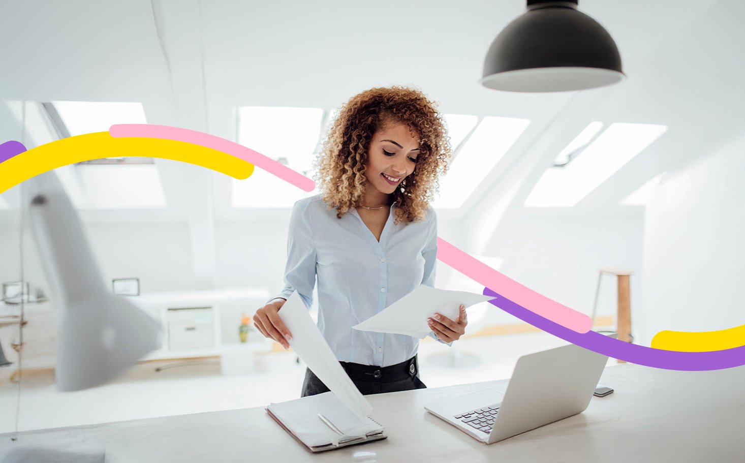 Mujer en una oficina revisa el forward sobre divisas para asegurar la tasa de cambio con la que su empresa comprará o venderá divisas a futuro.