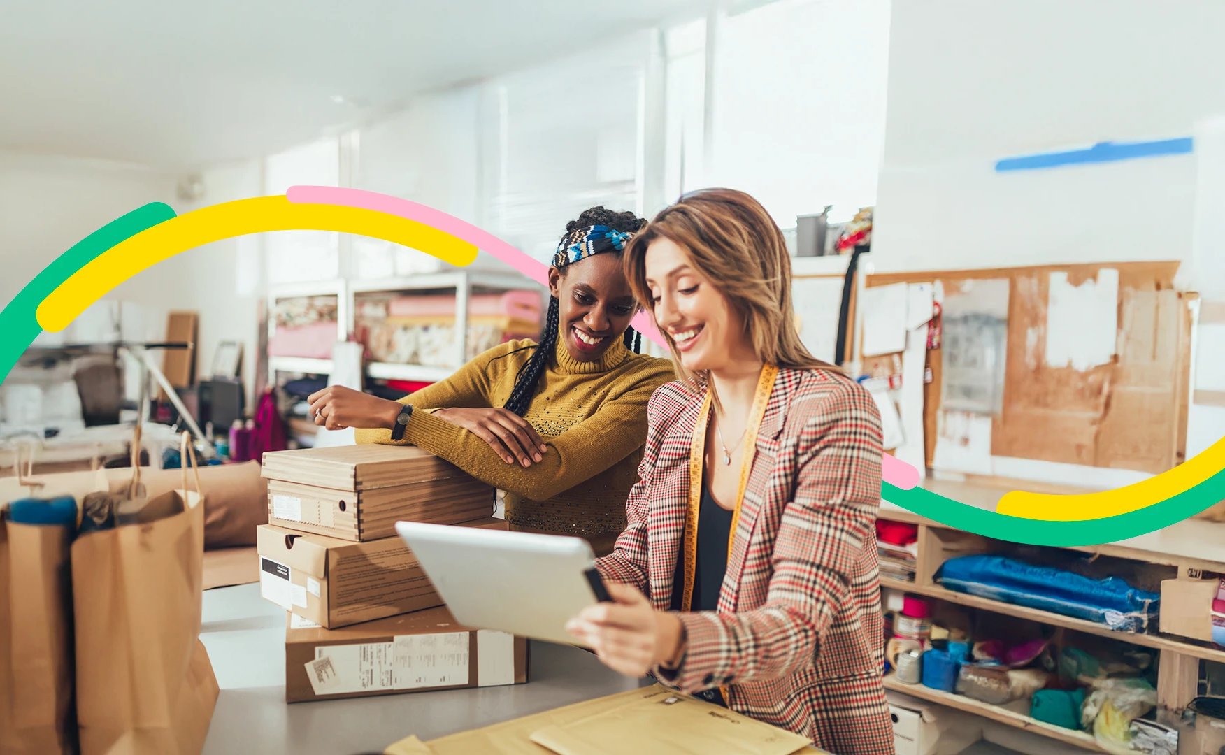 Compañeras de trabajo en su local, revisan en su tableta el extracto multicash.