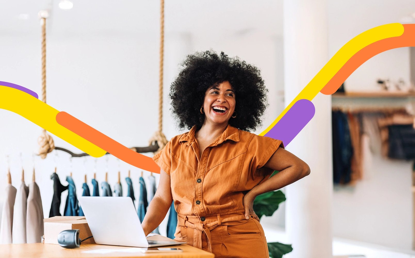 Mujer en su oficina trabaja en su empresa con el apoyo de la cartera ordinaria.