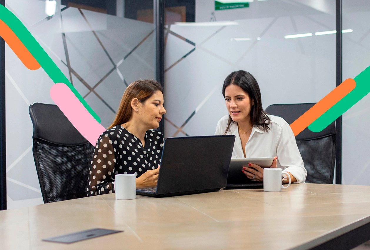 Personas en la oficina organizan sus insumos con esta herramienta de flujo de caja.