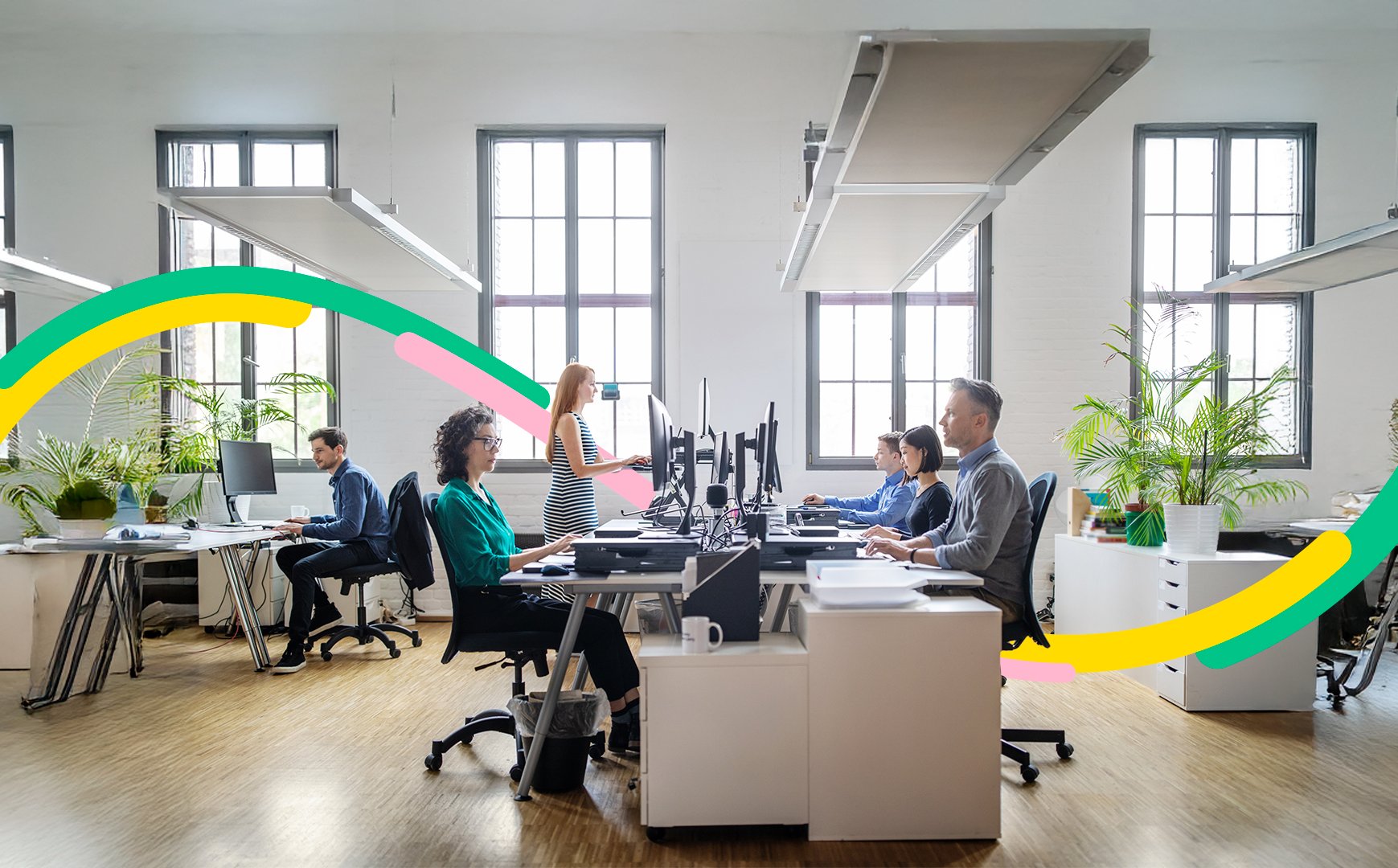 Personas trabajando en una oficina con equipos alquilados con arrendamiento tecnológico.