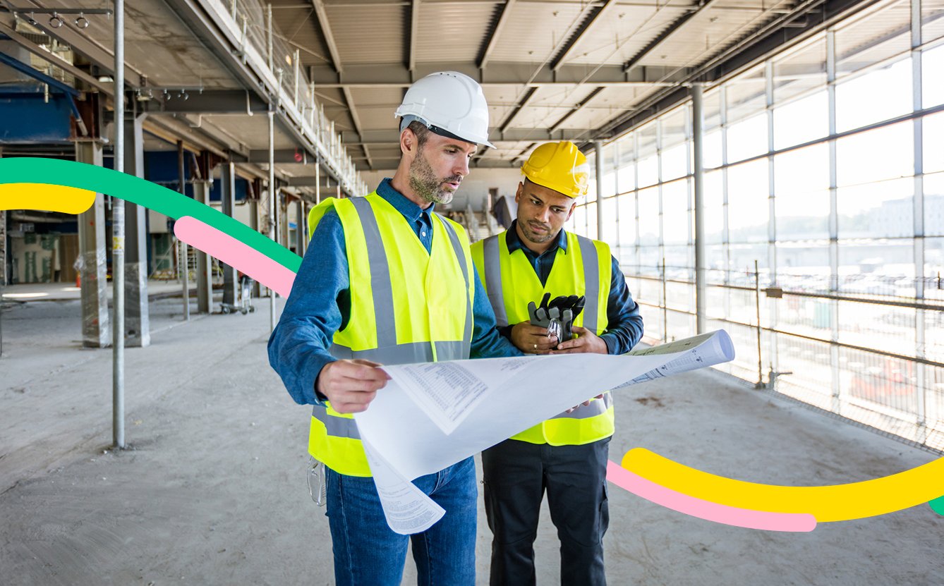 Dos personas en una obra de construcción, están trabajando tranquilos con el seguro todo riesgo en construcción.