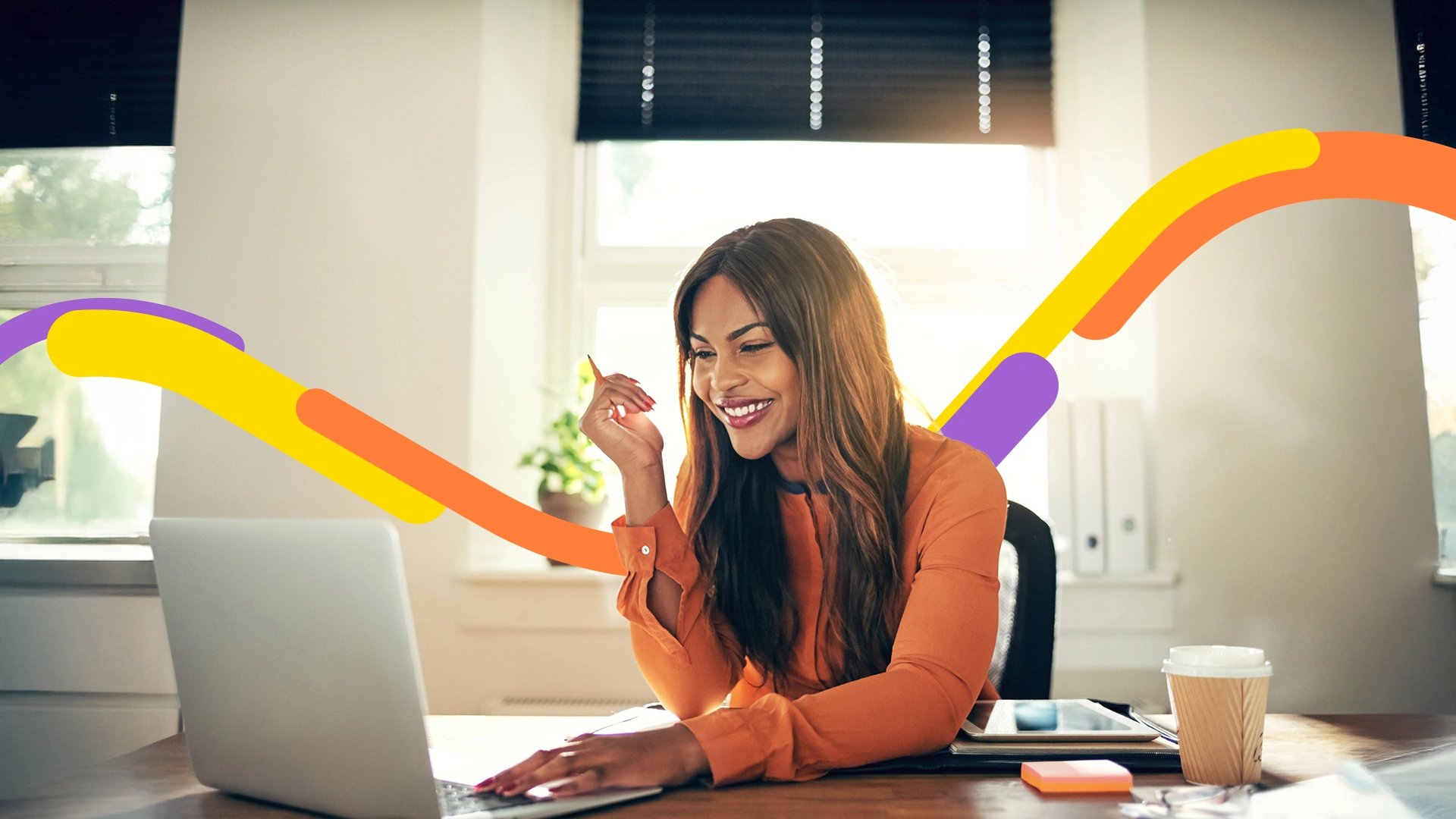 Mujer trabajando desde su oficina en su empresa, y manejando los pagos con el credipago virtual.