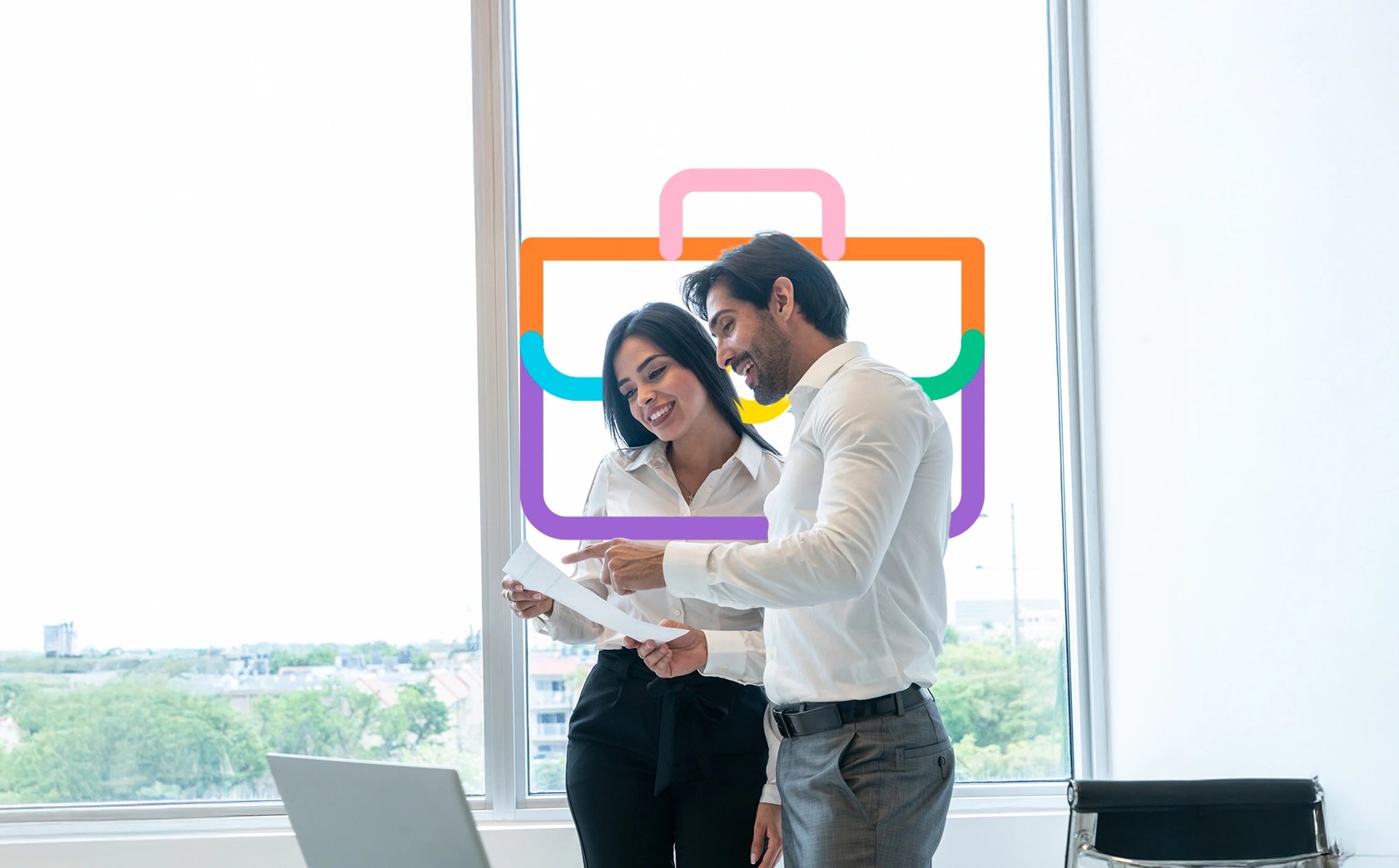 Compañeros de trabajo en la oficina revisan los productos financieros que usan en su empresa.