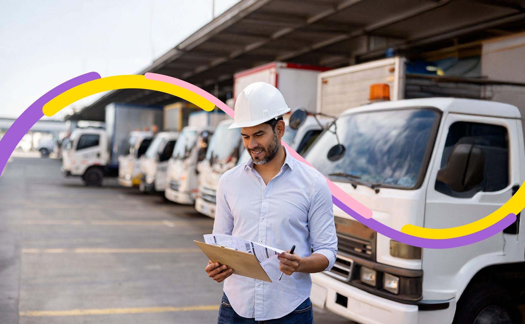 Hombre con casco está en un puerto de mercancía revisando el inventario de sus envíos.