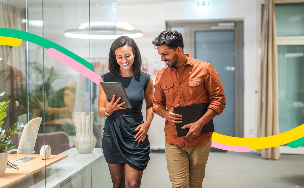 Personas en la oficina revisan las opciones de venta put para planear las finanzas de su empresa.