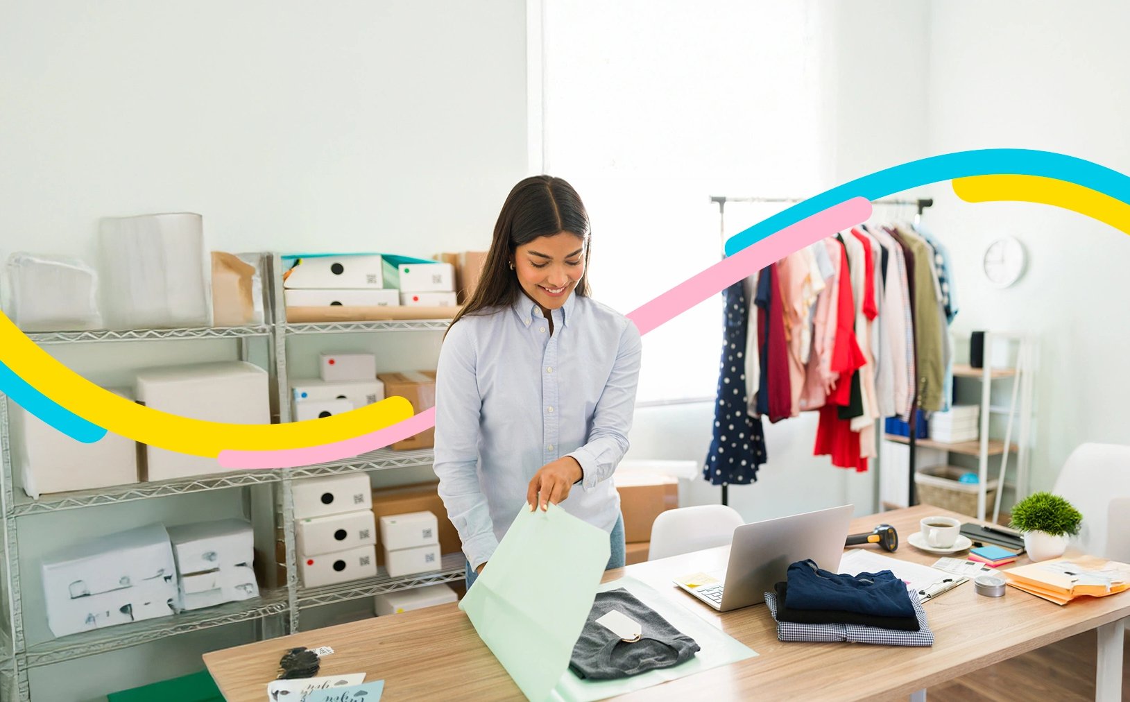 Empresaria trabaja en su local conseguido con el crédito hipotecario para negocios.