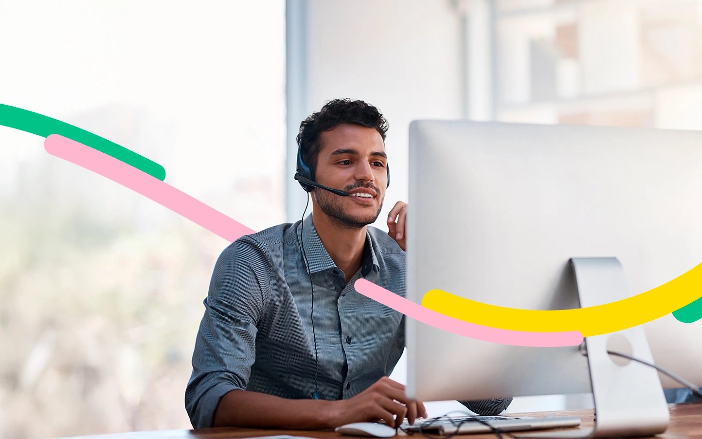 Persona en oficina busca las líneas telefónicas de atención para las empresas, y gestiona sus productos.