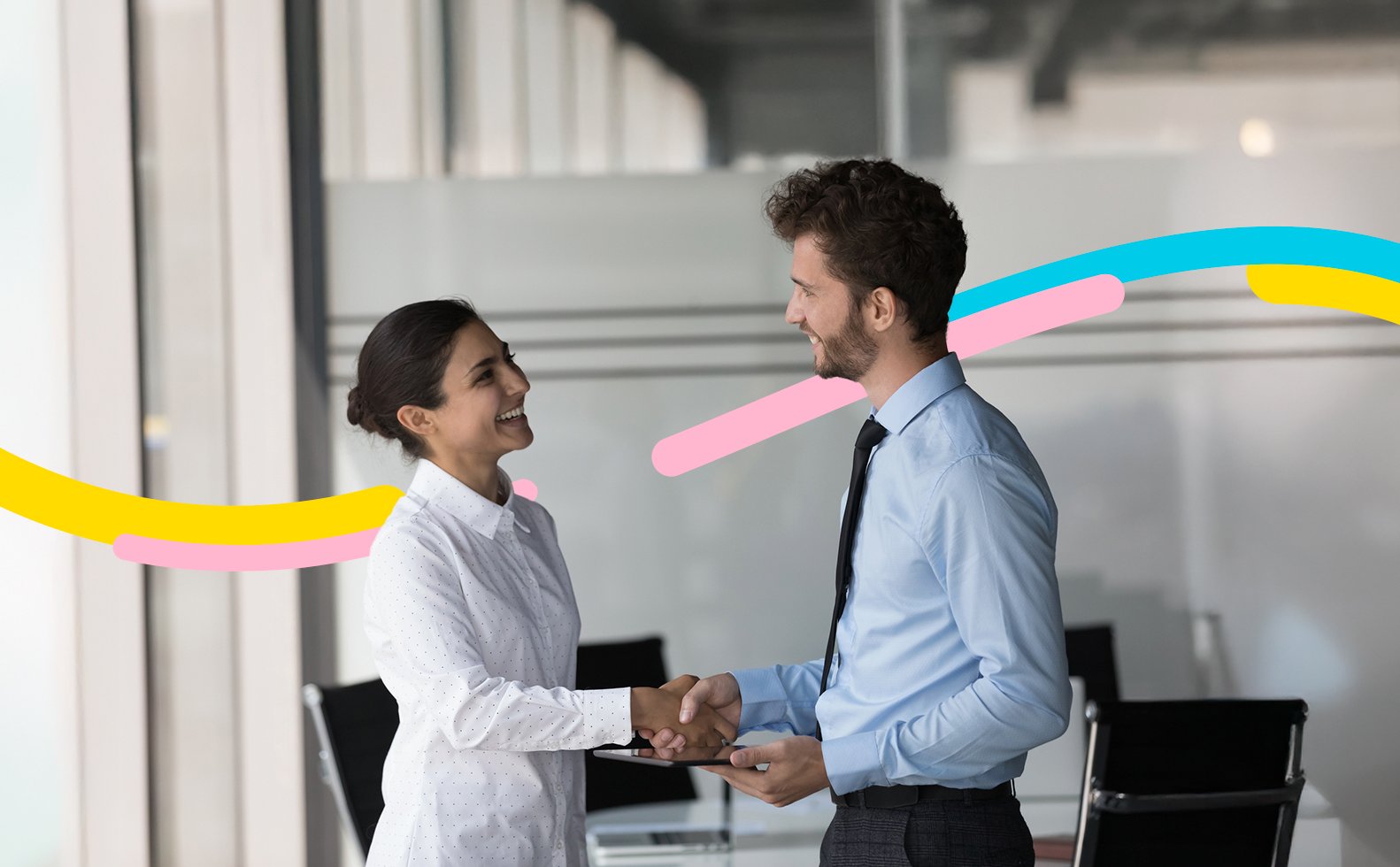 Personas en traje planean usar el factoring plus para su empresa.