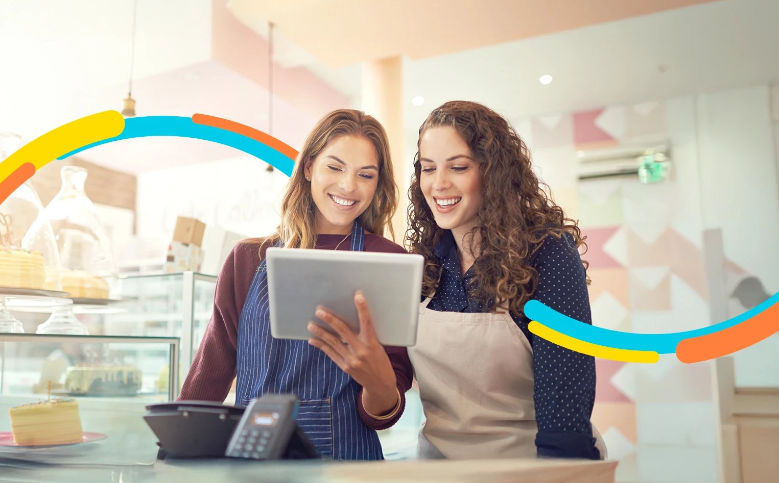 Dos compañeras están trabajando desde su tableta con su cuenta corriente para empresas.