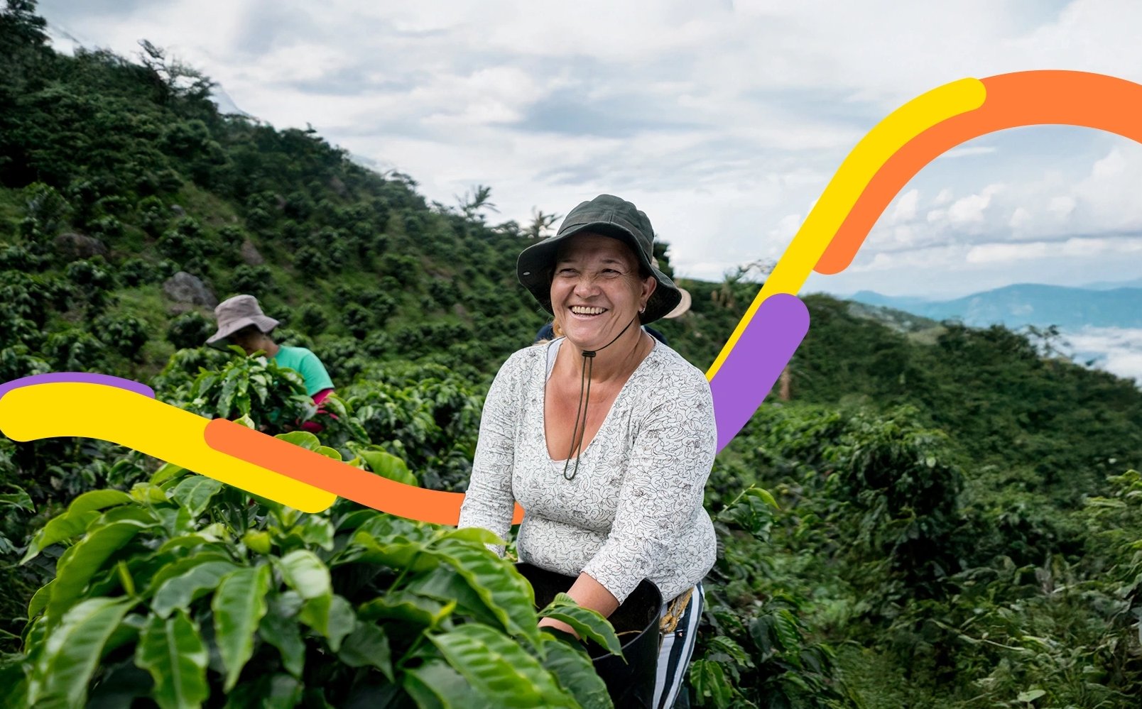 Mujer trabaja en su cultivo que construyó con el crédito agro para todas.