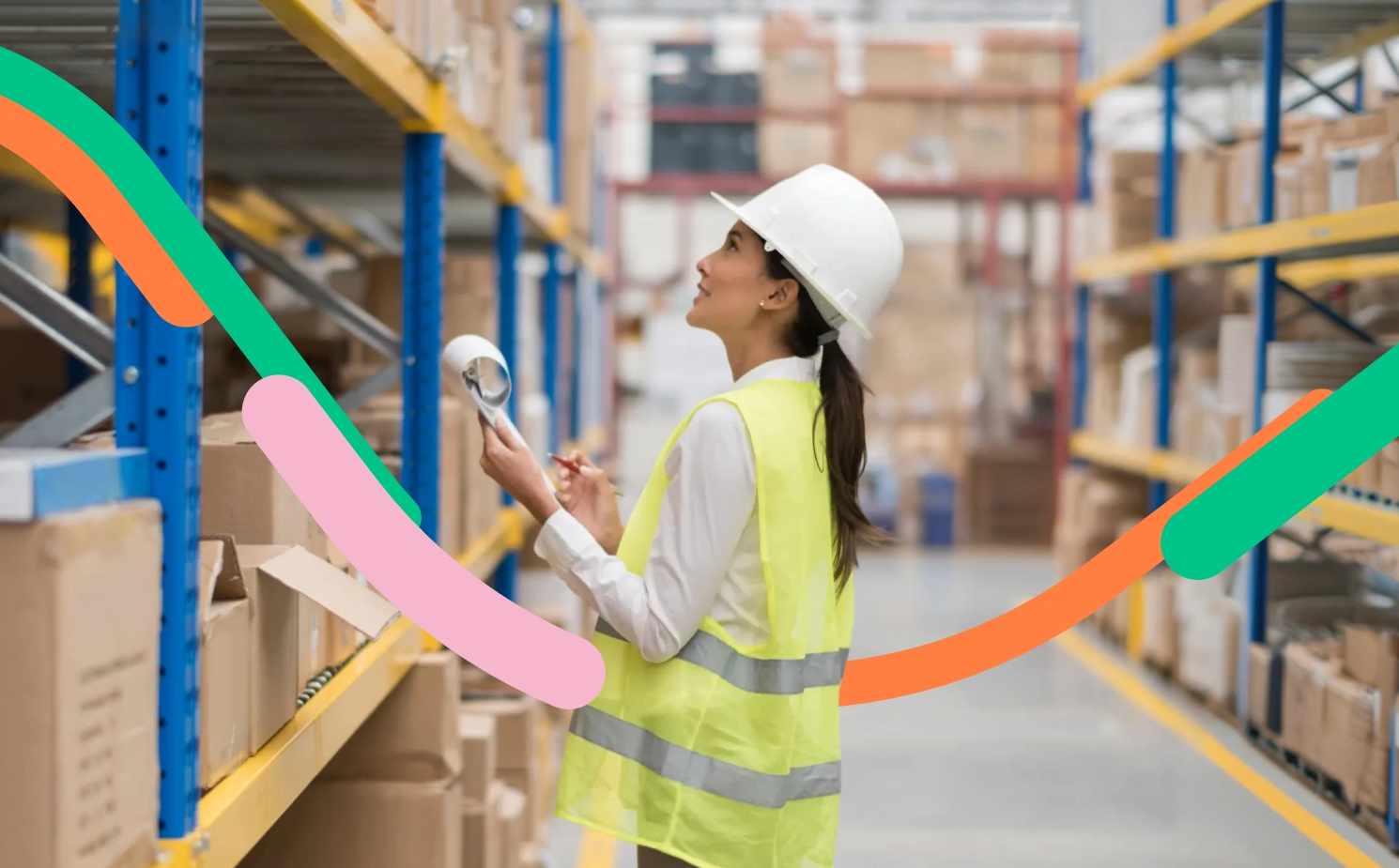 Persona en una bodega gestiona los formatos para hacer la exportación de bienes desde su negocio.