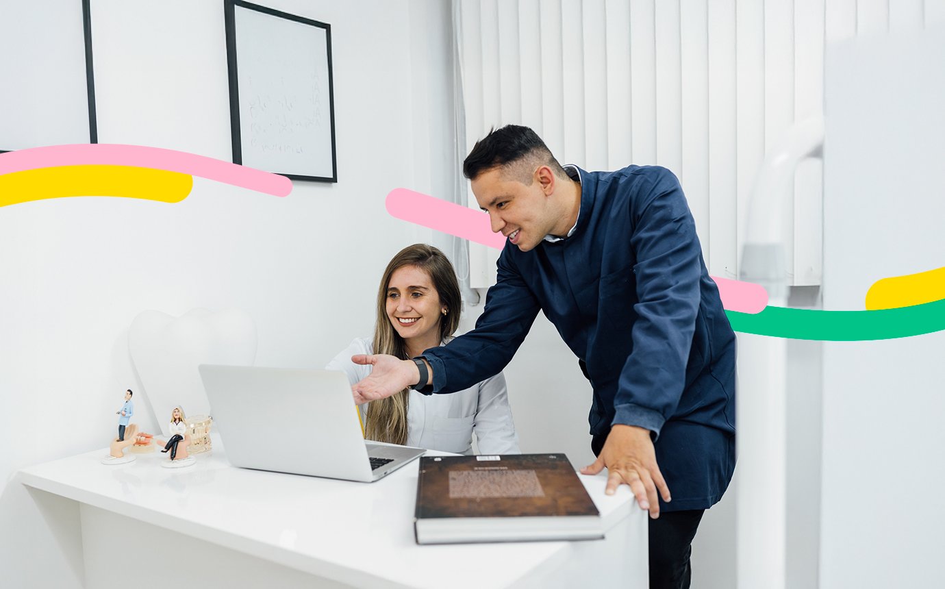 Dos personas en la oficina revisan los documentos para licitación de seguros.