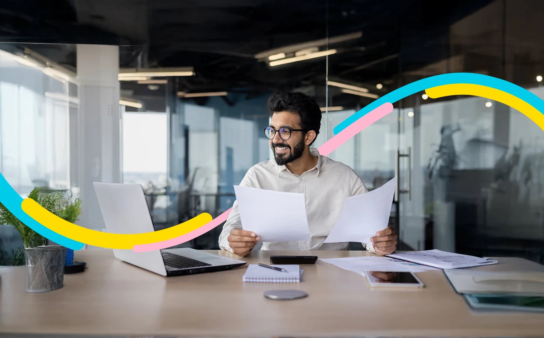 Hombre trabaja en su oficina con el apoyo de las garantías bancarias.