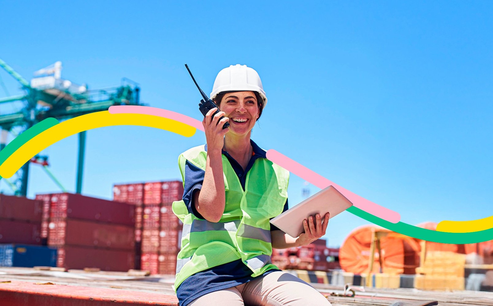 Persona que está en un puerto maneja la mercancía e su negocio con los productos de comercio exterior.