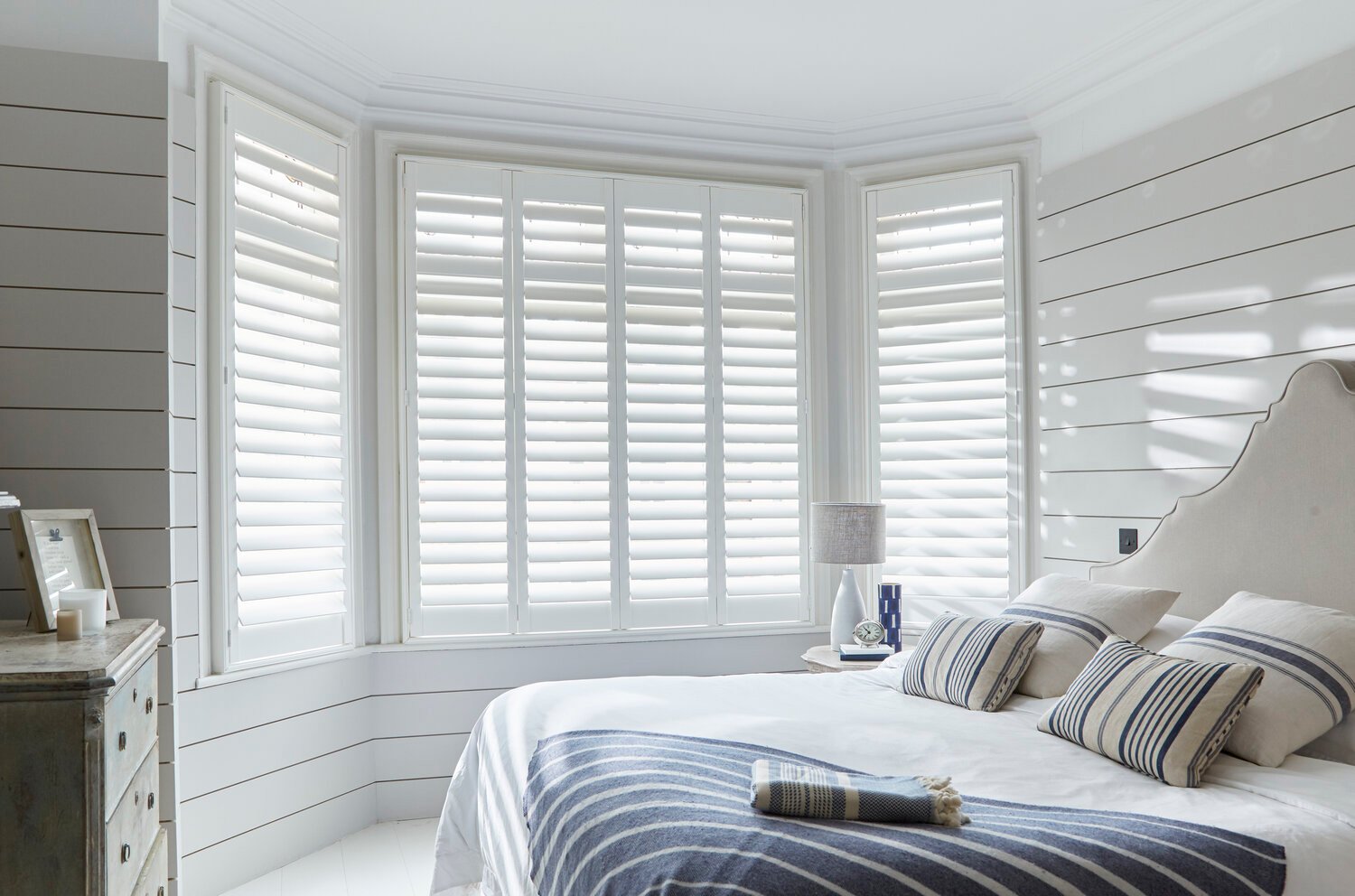 Shaes-wood-white-window-Home-01
