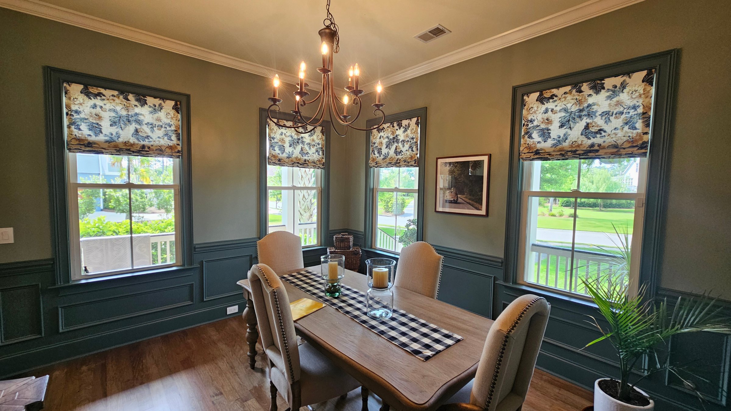 shades-roman-floral-diningroom-greenwalls
