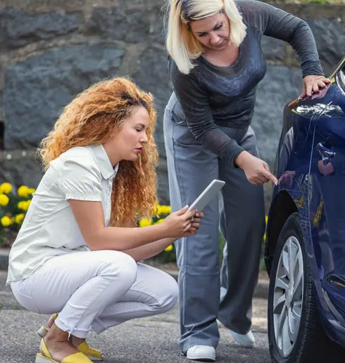 Claims adjuster helping out an unfortunate driver