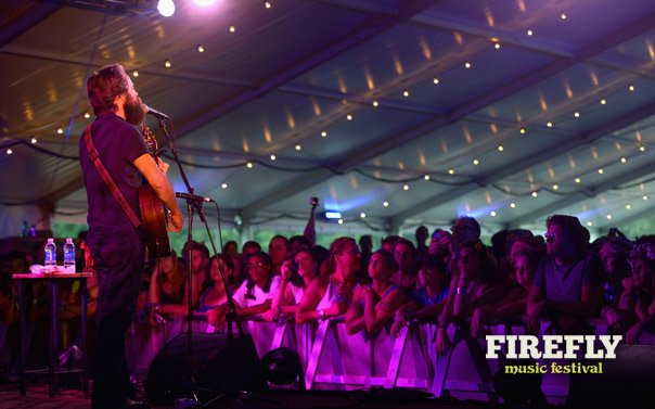 Singer playing at Firefly music festival
