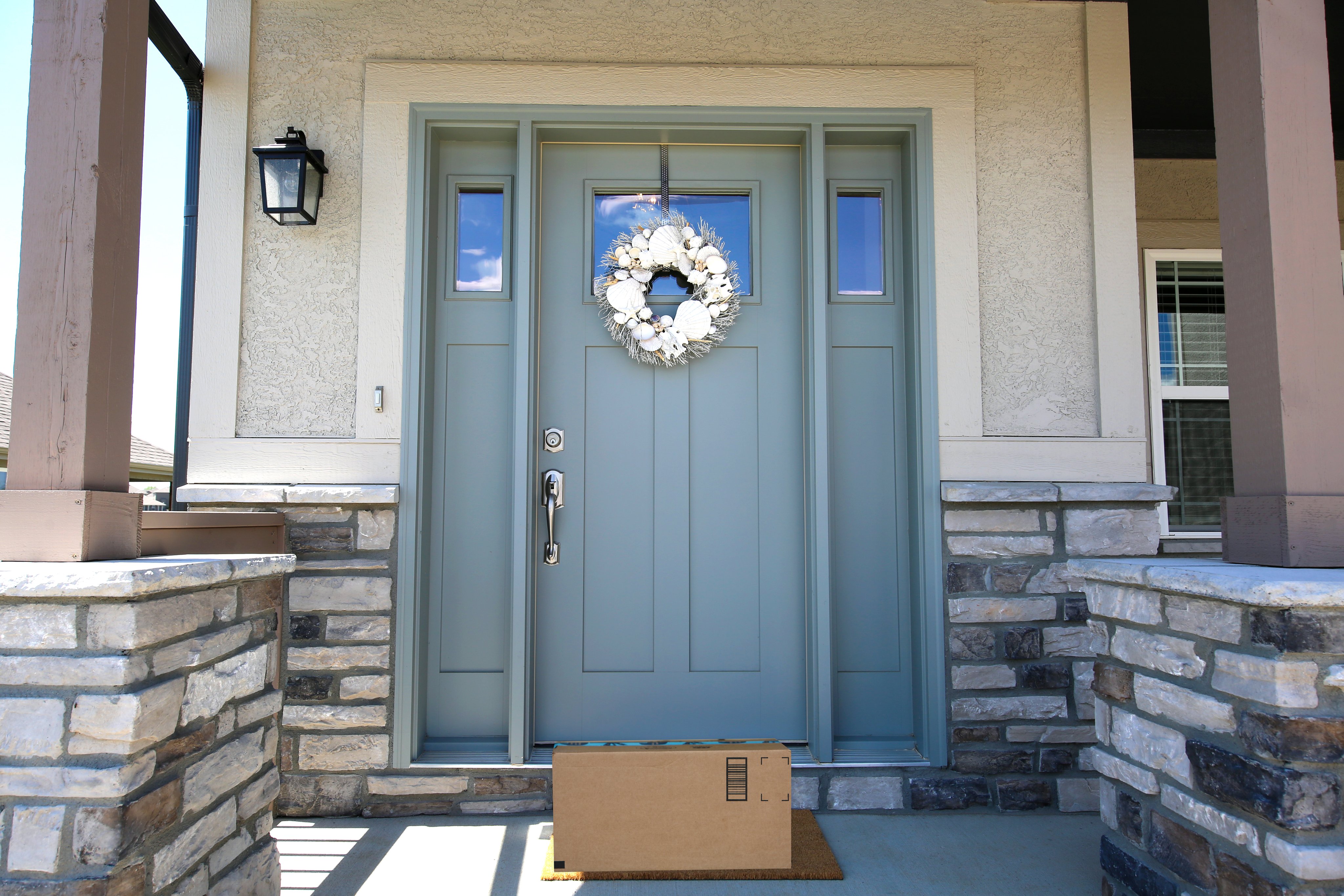 Front door package seashell wreath