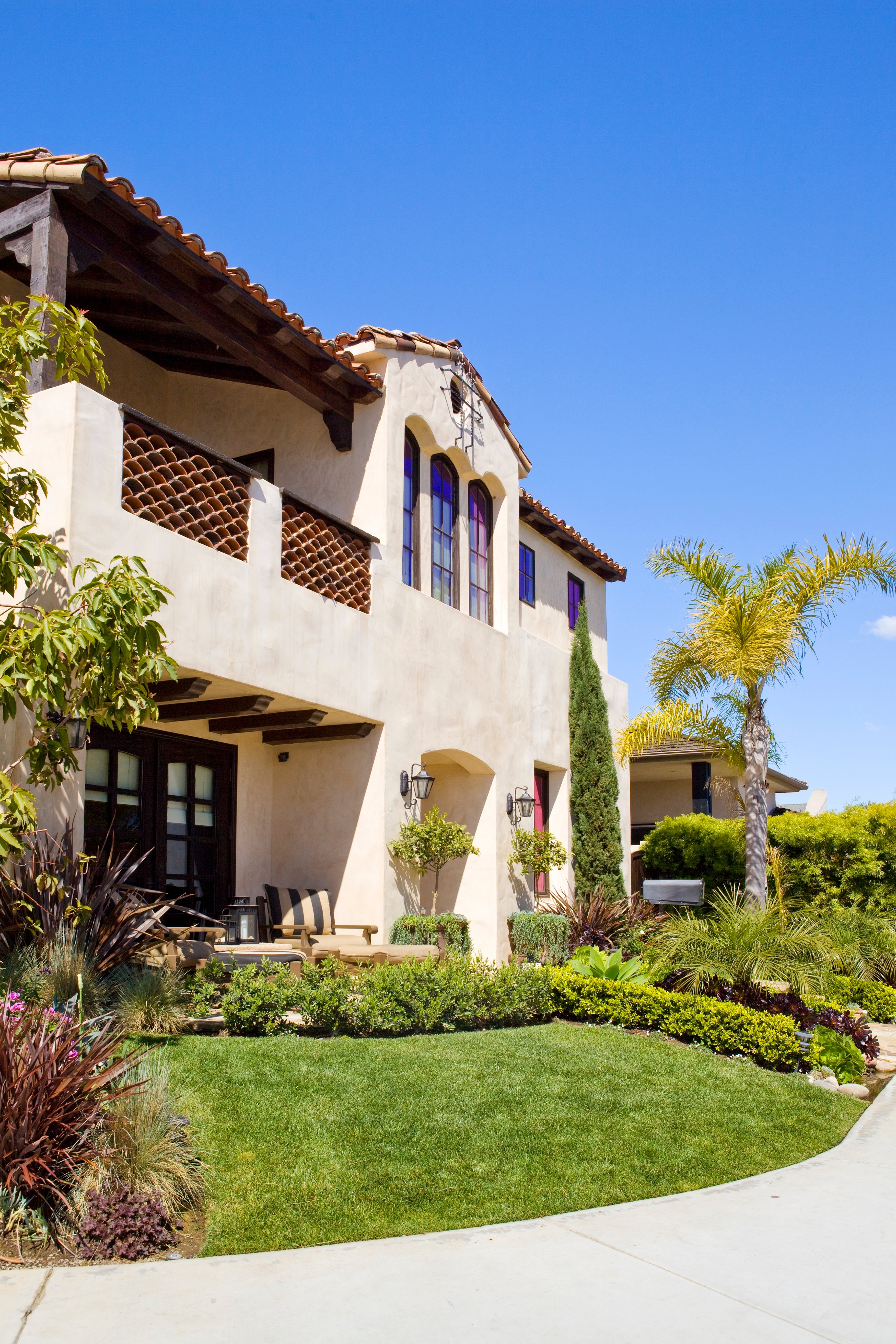 House surrounded by nice landscaping