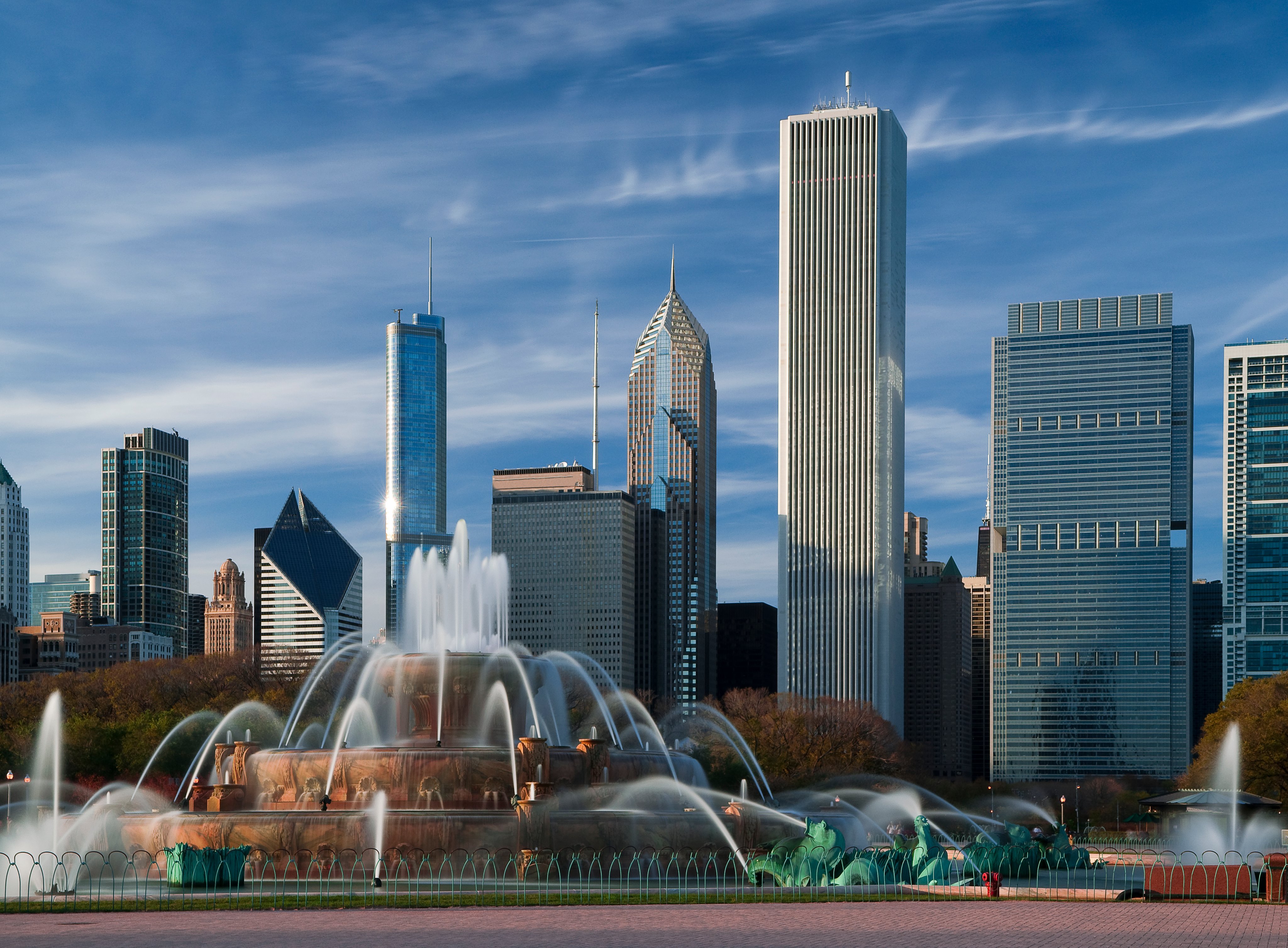 Buckingham fountain in Grant Park, Chicago, USA