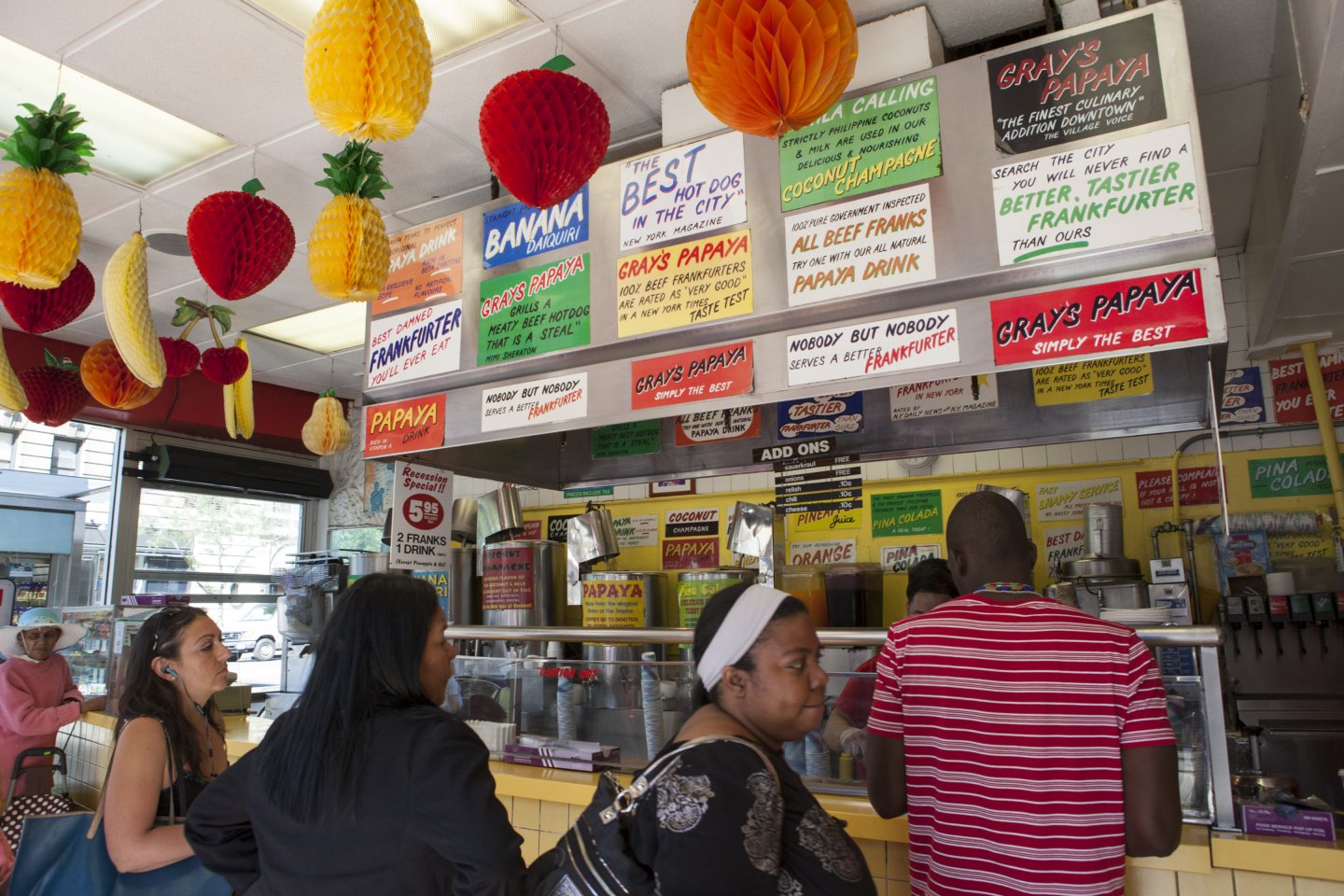 Grays Papaya, interior
