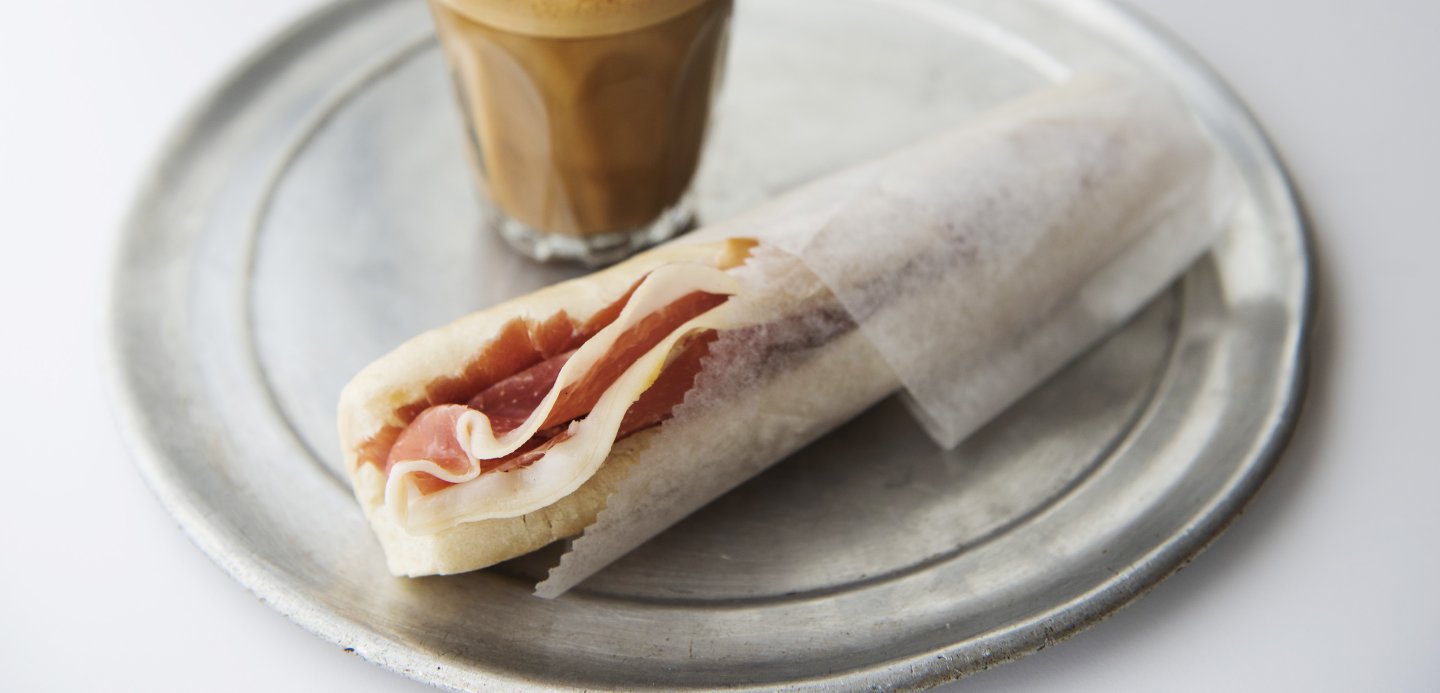 Tekoá, an unfussy cafe, is located next to the Cobble Hill Park.